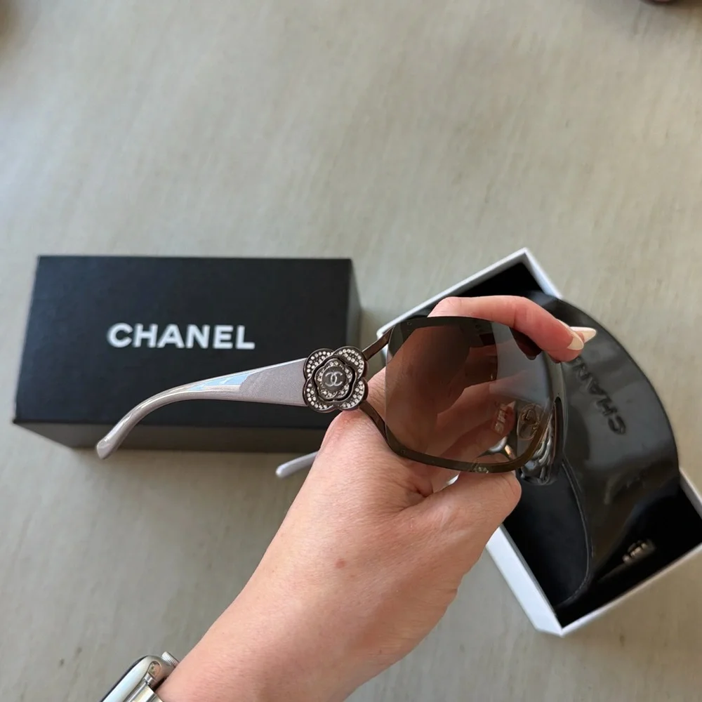 CHANEL Brown Gradient Shield Sunglasses with Camellia Detail - Picture 5 of 5